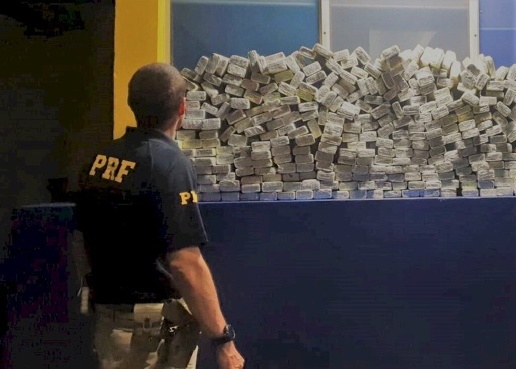 A Polícia Rodoviária Federal (PRF) apreendeu 318 quilos de maconha em Santa Terezinha de Itaipu