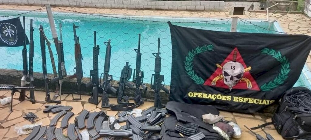 TROCA DE TIROS COM A POLICIA, DEIXA 25 SUSPEITOS DE MEGA-ASSALTOS MORTOS.