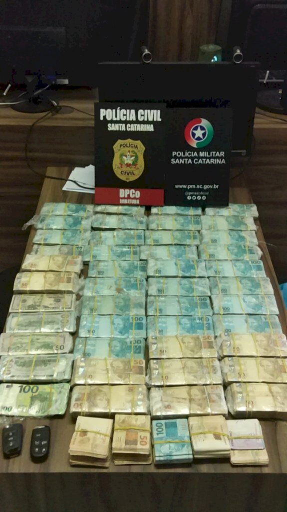 Foragido de São Paulo é preso em Santa Catarina com grande quantia em dinheiro