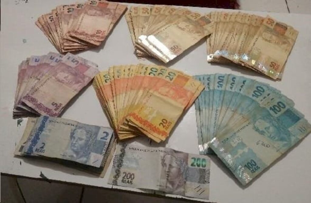 Jovem é surpreendida ao descobrir ter R$ 12 mil dentro da própria casa em SC; entenda