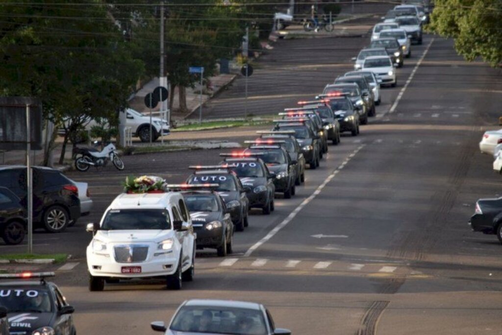Policiais fazem comboio em homenagem ao colega morto a facadas em São Miguel do Oeste SC.