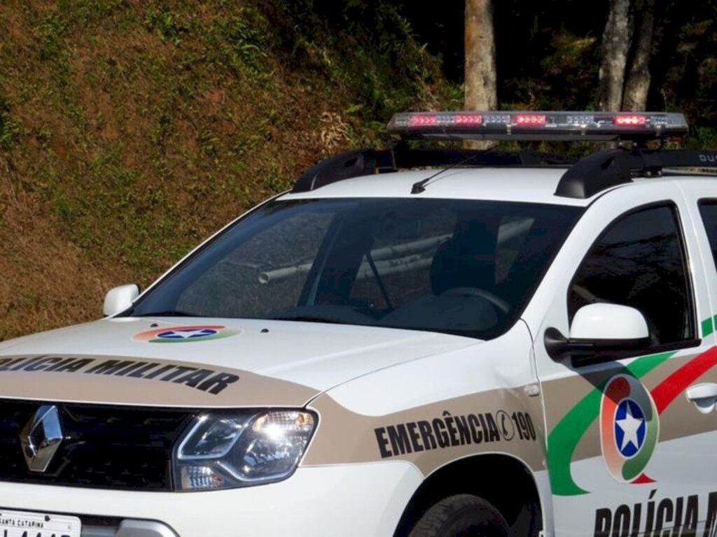 Homem tenta fugir, mas é preso após agredir a esposa em Blumenau