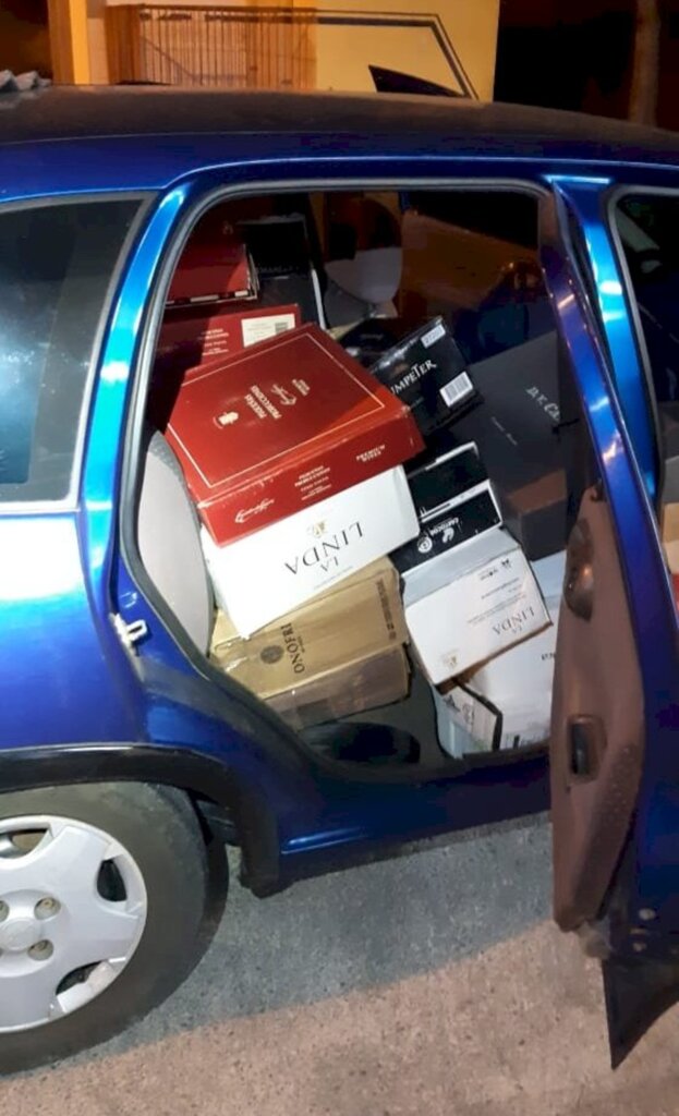 PRF apreende mais de 400 garrafas de vinho argentino importadas irregularmente na BR 470 em Rio do Sul