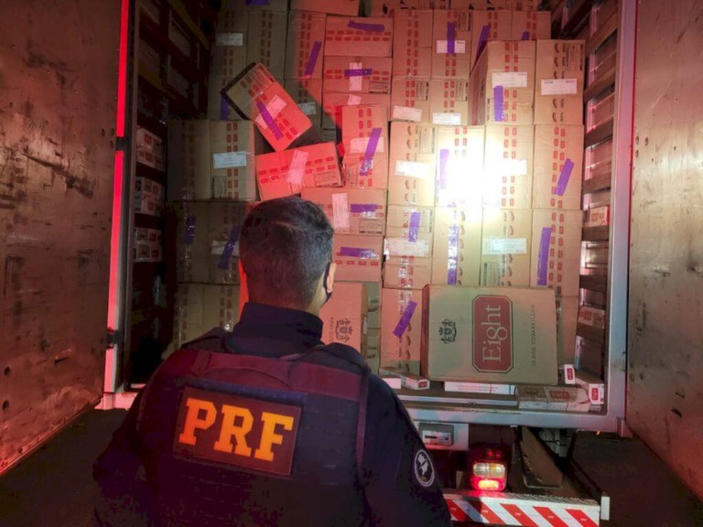 PRF apreende caminhão carregado com cigarros do Paraguai em Cambé (PR)