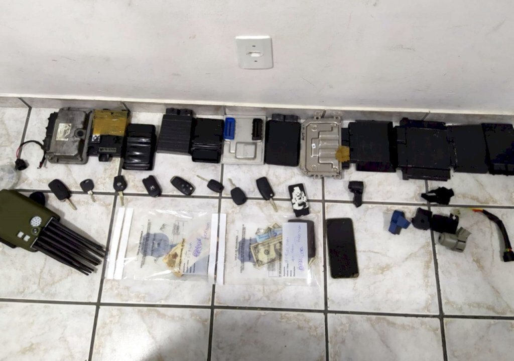 Homens são presos na BR 101 em Itajaí com carro roubado no PR e que circulava clonado