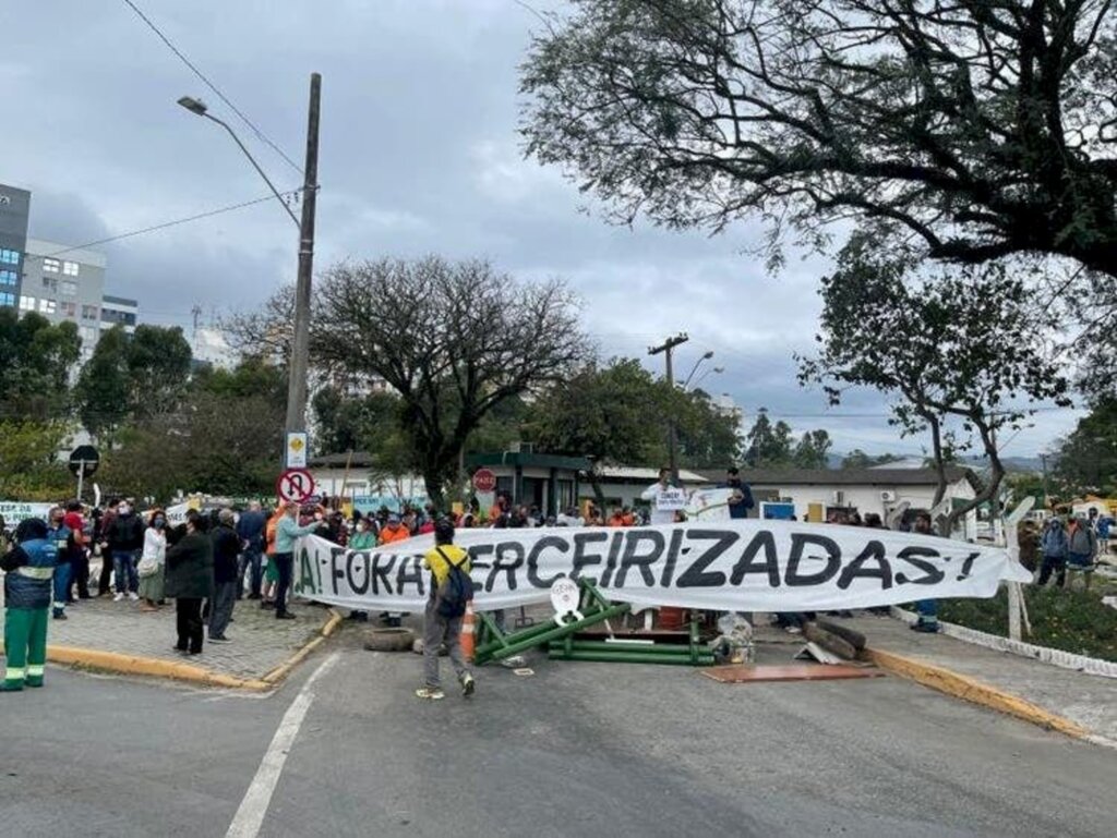 Manifestação na Comcap tem gás de pimenta, agressão e bala de borracha em Florianópolis