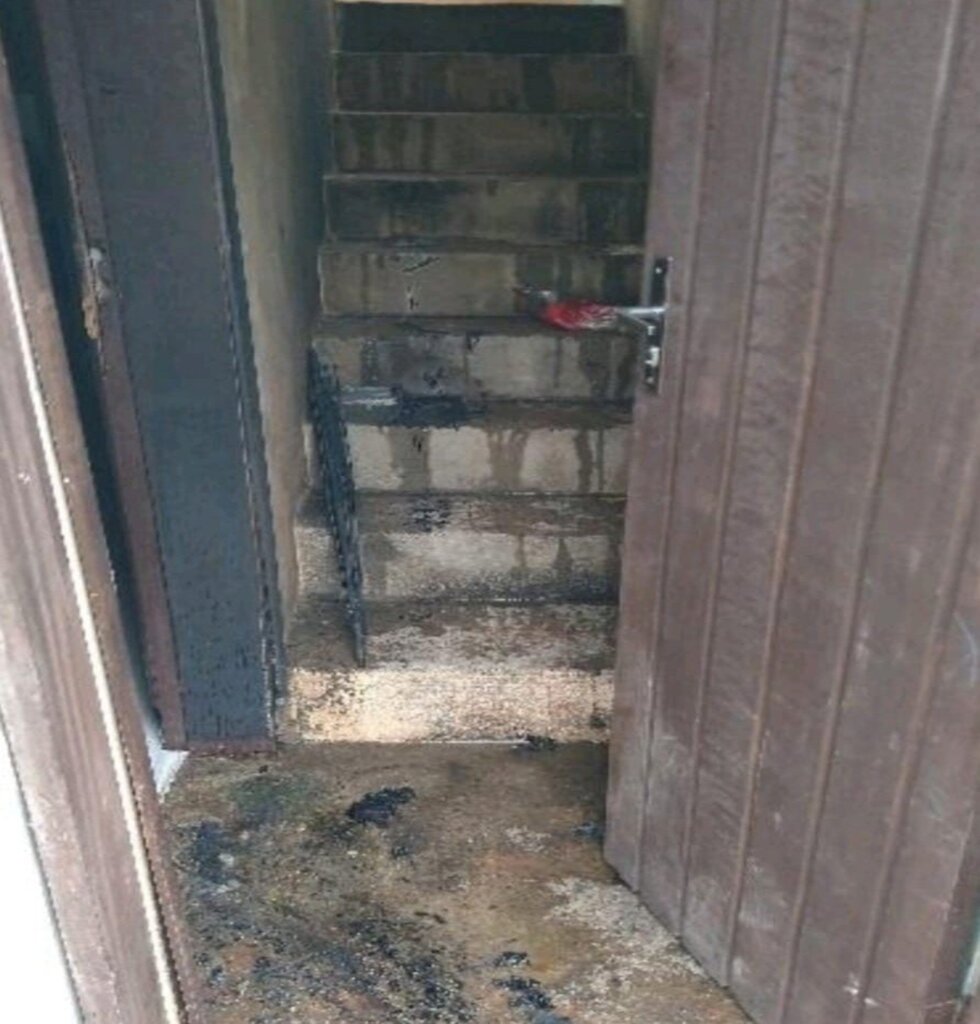 Homem é preso após descumprir medida protetiva e atear fogo na casa da companheira em Timbó