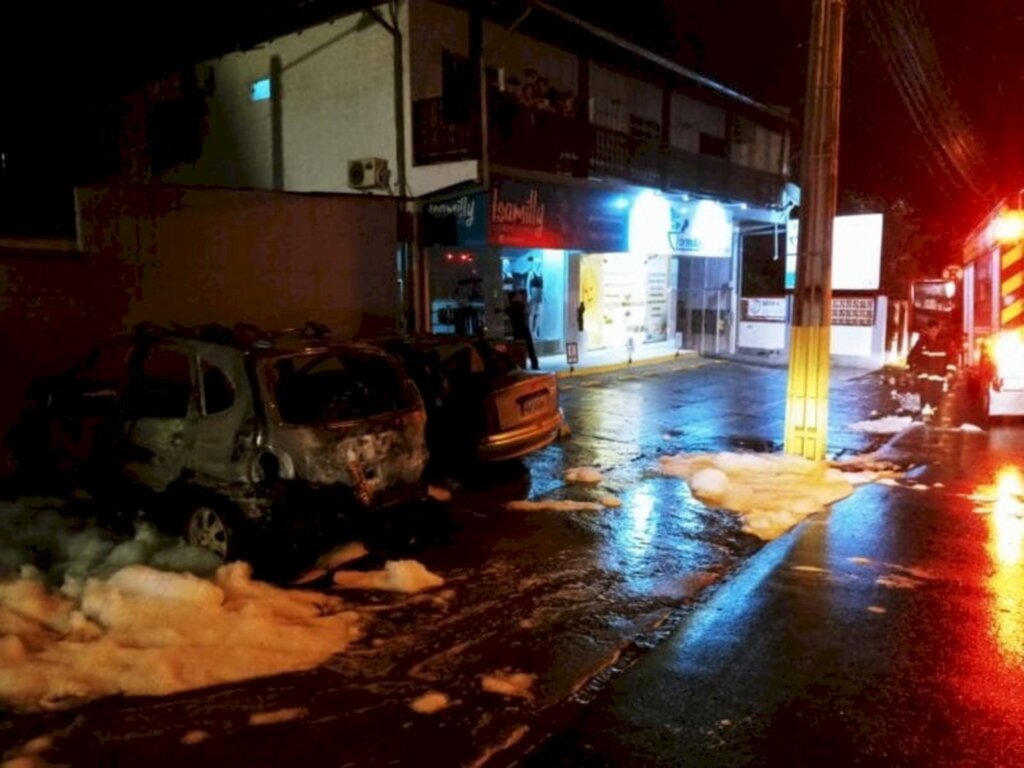 Mulher tem carro incendiado por ciúmes em Timbó