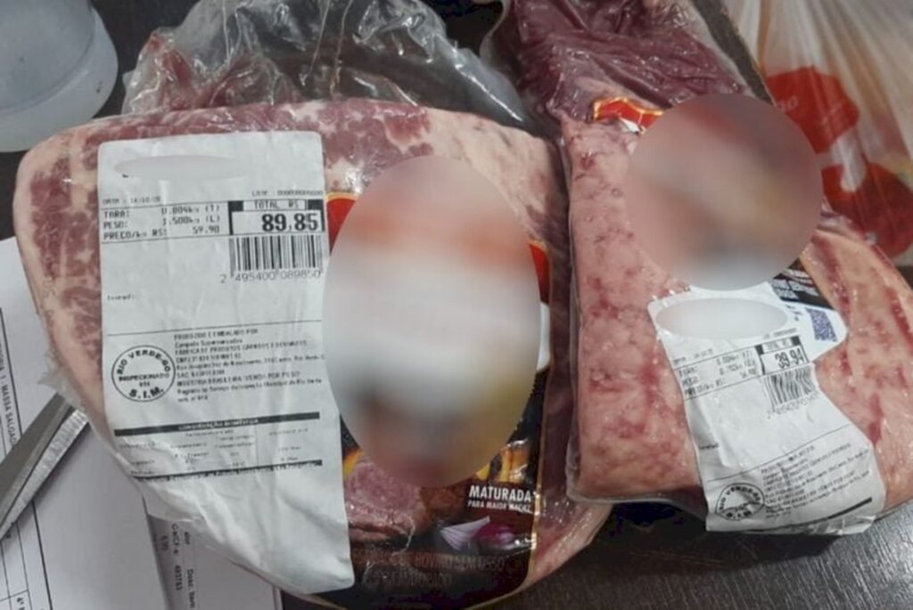 Dois homens e uma mulher são presos após furtarem picanha, pães e refrigerantes em supermercado no Alto Vale