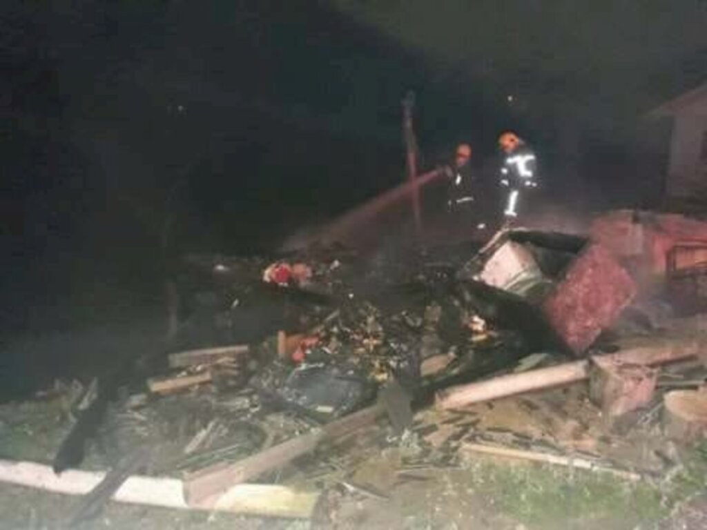 Policiais arrombam porta para salvar moradora de incêndio no Alto Vale