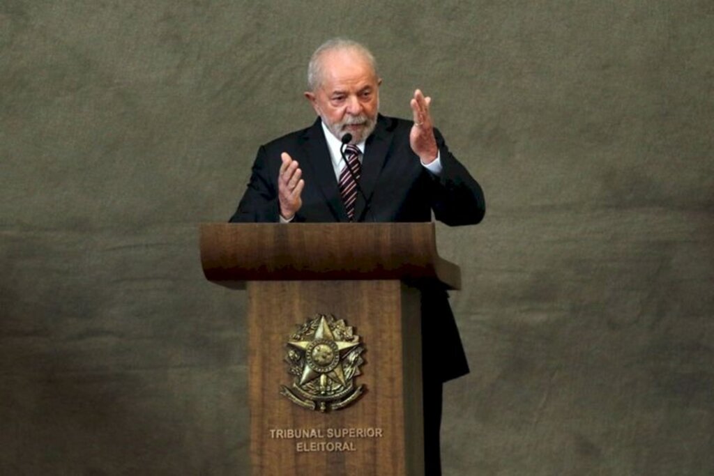 Lula defende democracia em discurso após diplomação