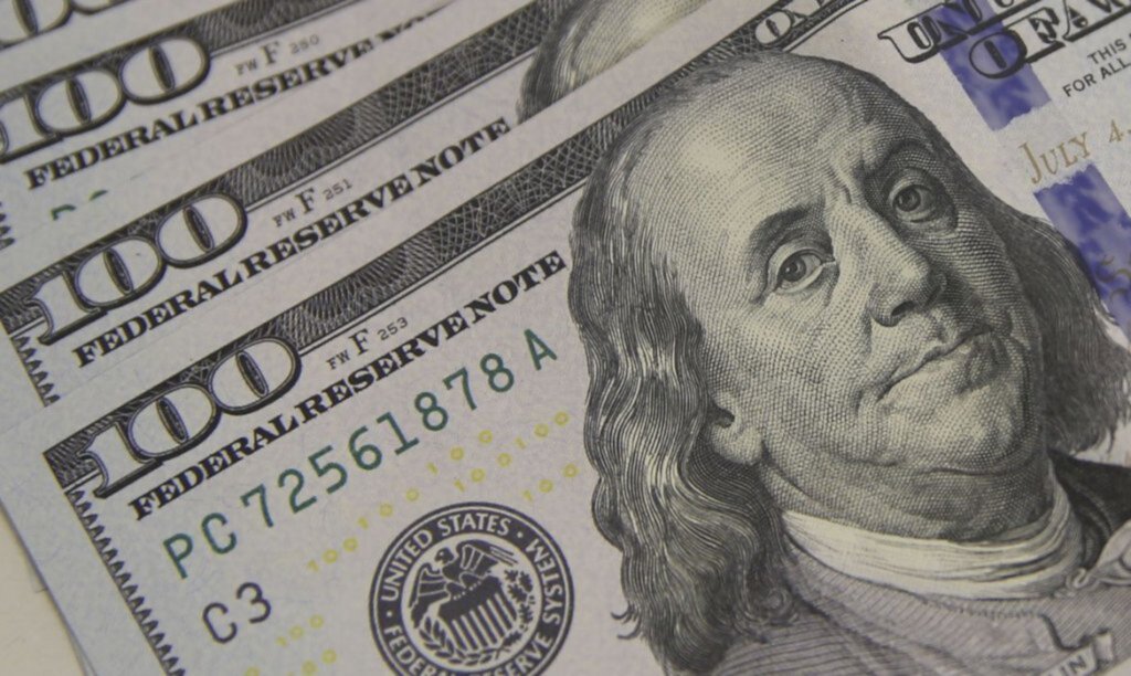 Dólar fecha em R$ 5,0578, registrando forte queda nesta sexta-feira