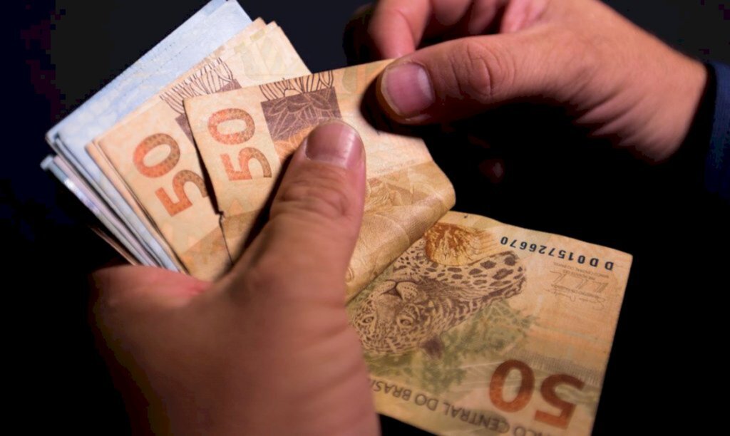Salário mínimo passa a ser de R$ 1.212 a partir de amanhã