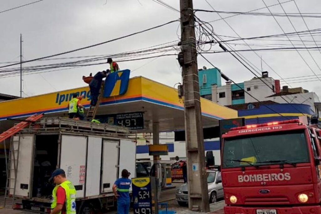 Homem morre após levar choque sobre cobertura de posto de combustíveis em Blumenau