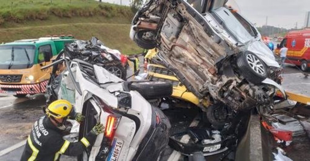Carretas engavetam carros e acidente deixa duas pessoas mortas na BR-101
