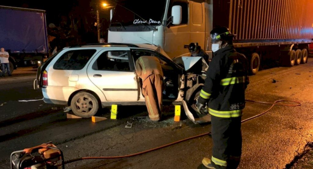 Motorista morre após colisão entre carro e caminhão na BR-470, em Ascurra