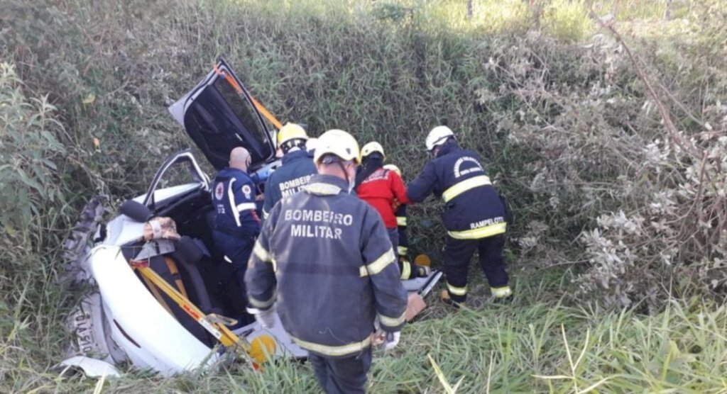 Adolescente e duas mulheres ficam feridos em capotamento na BR-470, em Gaspar