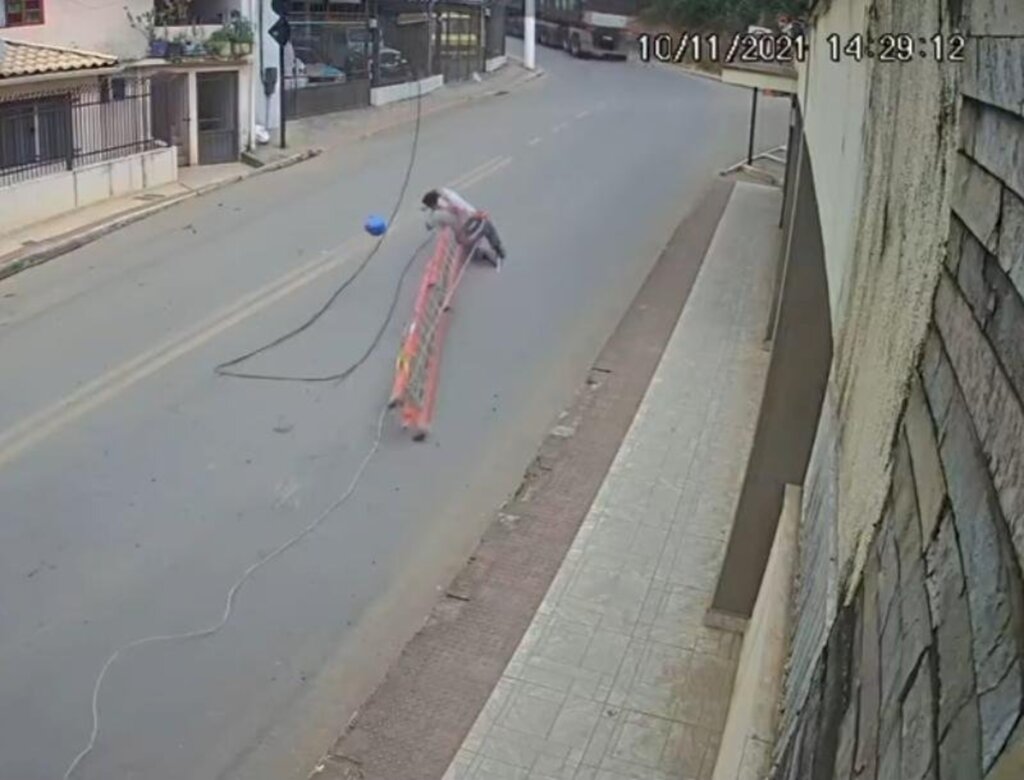 Trabalhador é arremessado após carreta partir fio de poste