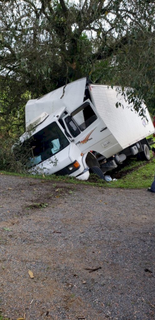Caminhão sai de pista e colide em árvore na BR-470 em Rodeio