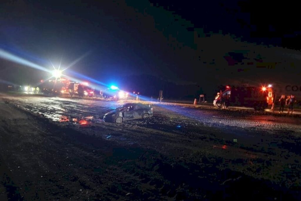 Motorista é arremessado para fora do carro após capotamento na BR 470