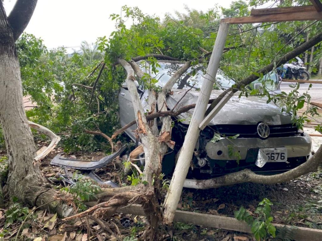Carro colide em árvore e pessoa fica ferida em Apiúna