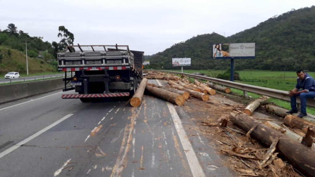 Derramamento de carga deixa trânsito congestionado por 7 quilômetros na BR-101