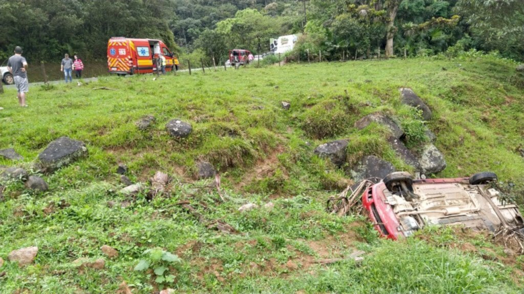 Saída de pista seguida de capotamento é registrada em Rio dos Cedros