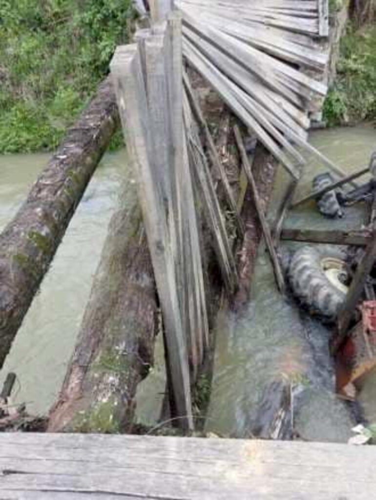 Ponte desaba e trator cai em rio no Alto Vale