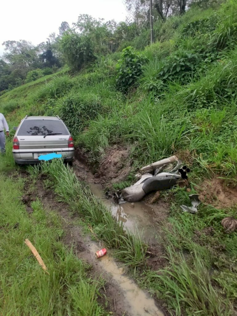Colisão entre carro e moto é registrada em Rodeio