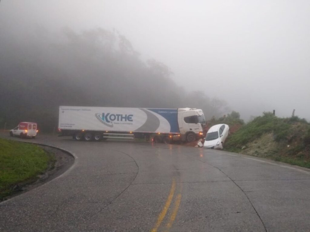 CAMINHÃO BATE EM CARRO QUE ESPERAVA O GUINCHO