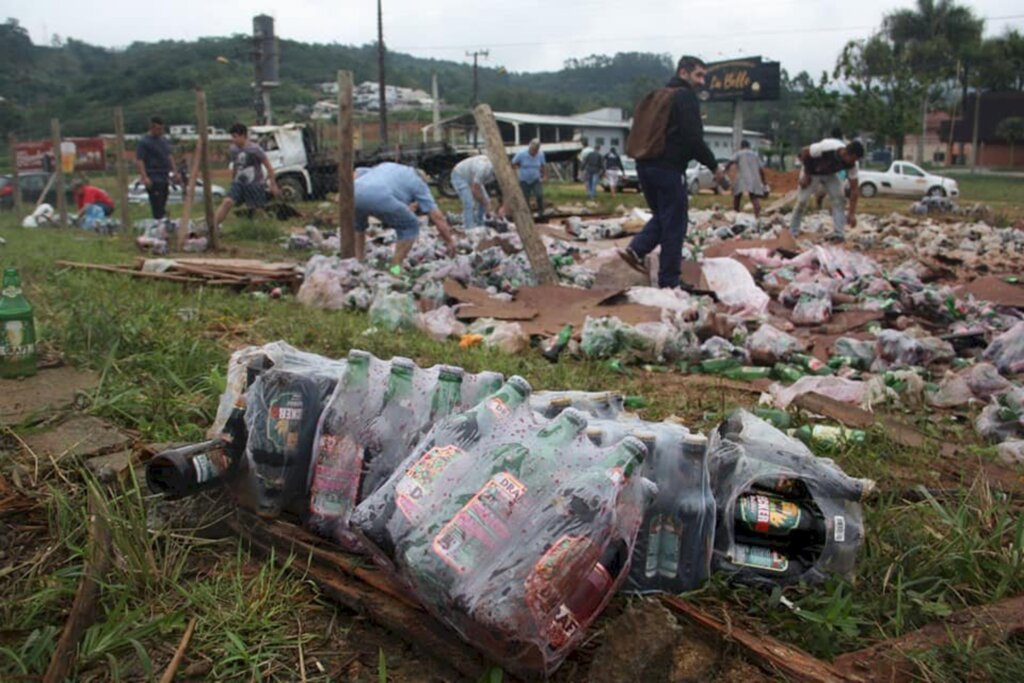Caminhão com bebidas tomba e tem carga saqueada na BR-470