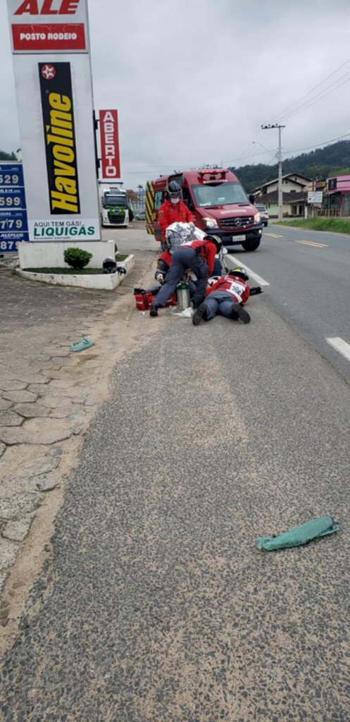 Acidente entre carro e moto deixa pessoa gravemente ferida em Rodeio