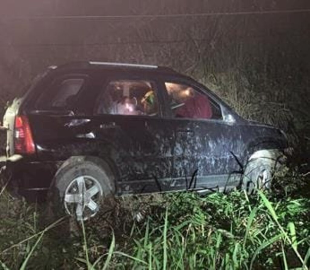 Motorista capota o carro e morre na entrada de casa em Apiúna