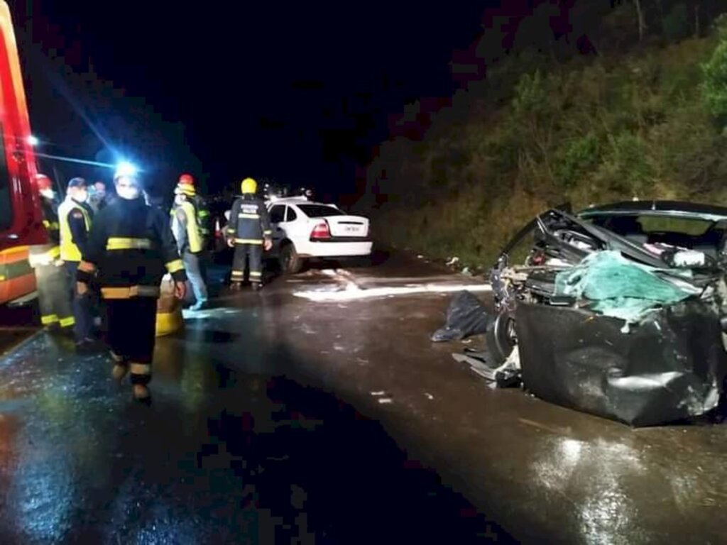 GRAVÍSSIMO ACIDENTE DE TRÂNSITO NA BR-282 NO MUNICÍPIO DE PONTE SERRADA DEIXA 04 MORTES , ENTRE AS VITIMAS FATAIS ESTÁ UMA CRIANÇA