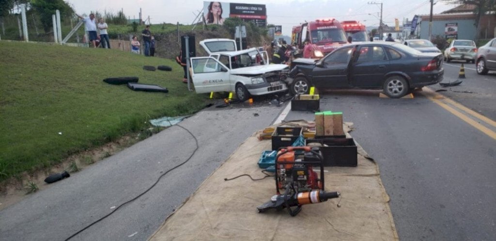 Grave acidente com quatro veículos deixa feridos em Apiúna