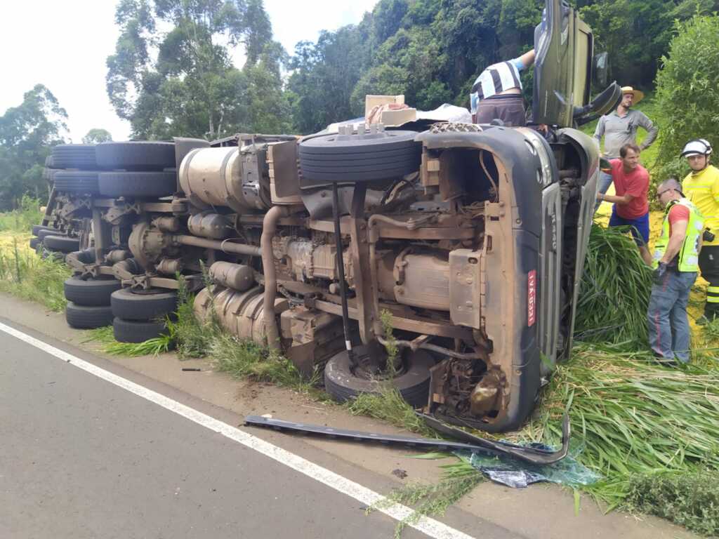 Caminhoneiro fica encarcerado em caminhão