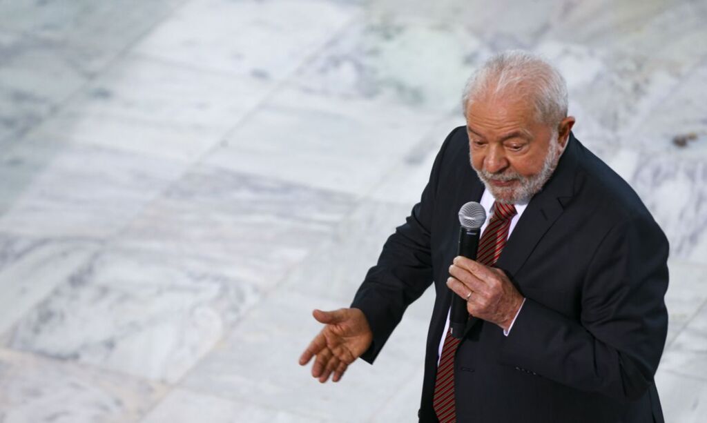 “É preciso colocar o rico no imposto de renda”, diz Lula