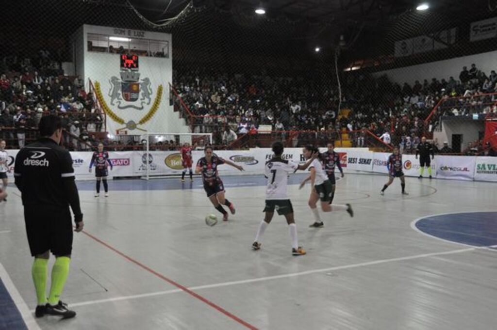 Em noite de futsal, cerca de 1600 torcedores lotam o Schmitão