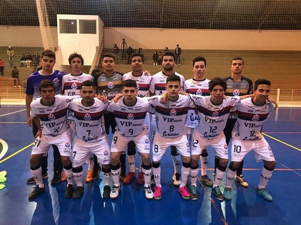 Sub-20 da AEU goleia e é líder invicto na competição