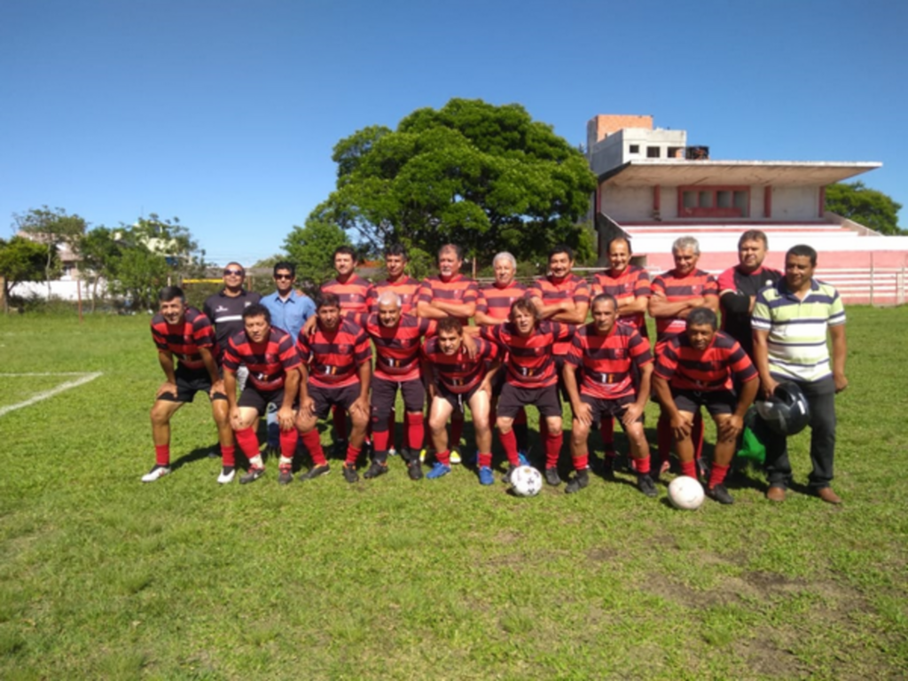 Flamengo empata e segue como líder