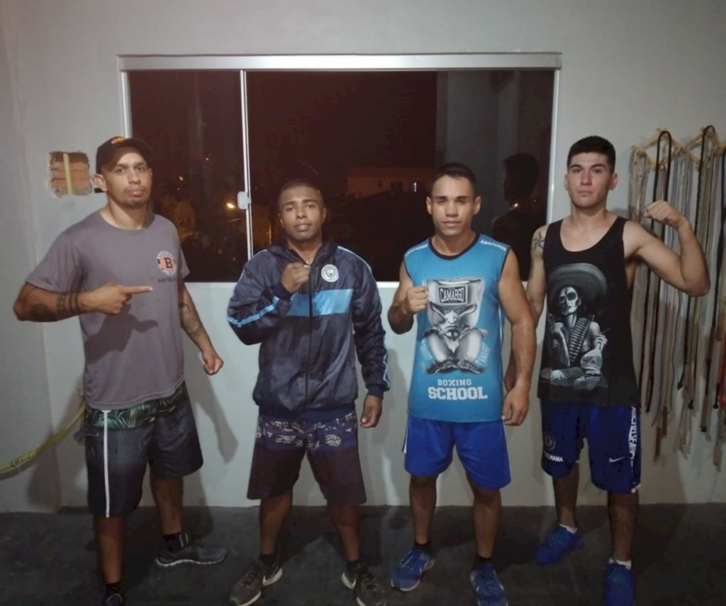 Camargo Boxe - O técnico, Fabiano Camargo (esq.), e os pugilistas Gustavo Prates, Adriano Adunai e Ivan Inda