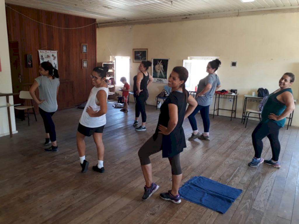 Aula de Zumba é ofertada gratuitamente no Centro Cultural