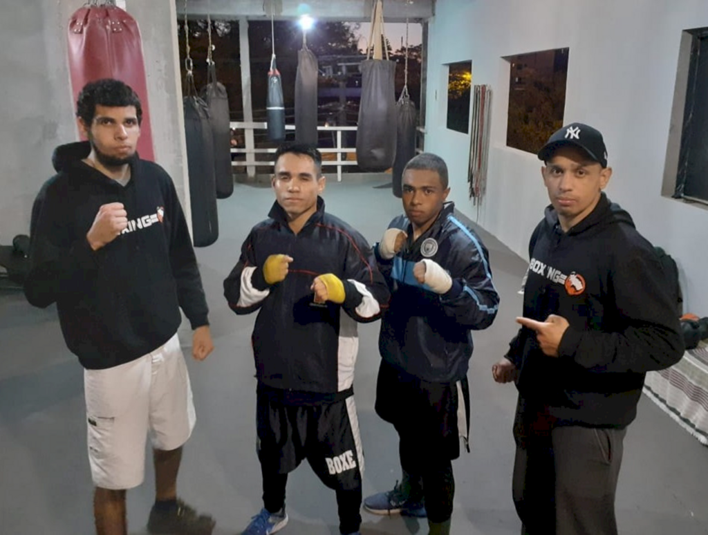 Divulgação/Camargo Boxe - Da esq. para dir. Felipe Camargo, Adriano Adunai, Gustavo Prates e o técnico Fabiano Camargo