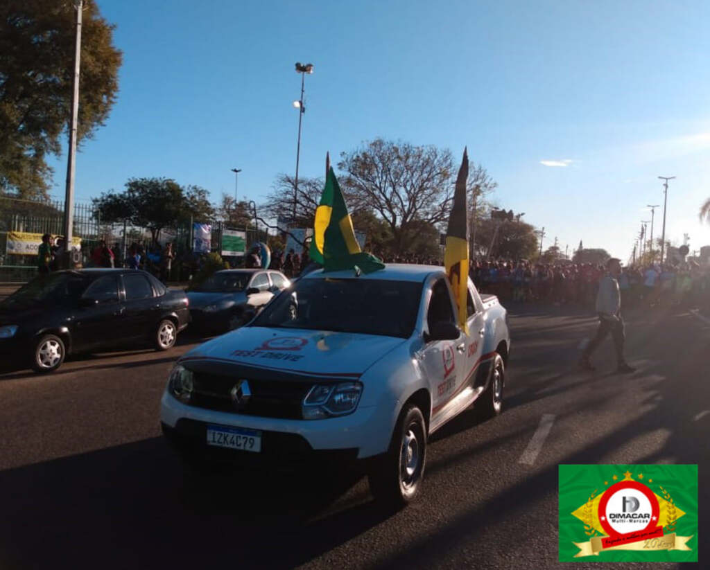 Teles - Carro-madrinha com bandeiras do Brasil e da Acoru e atletas prontos para a largada