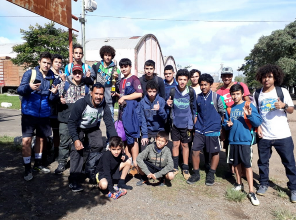 Projeto atende 90 meninos no estádio Ferro Carril