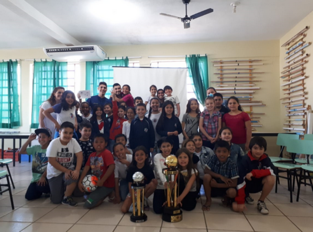 Atletas da AEU visitam alunos da escola Marília Sanchotene Felice