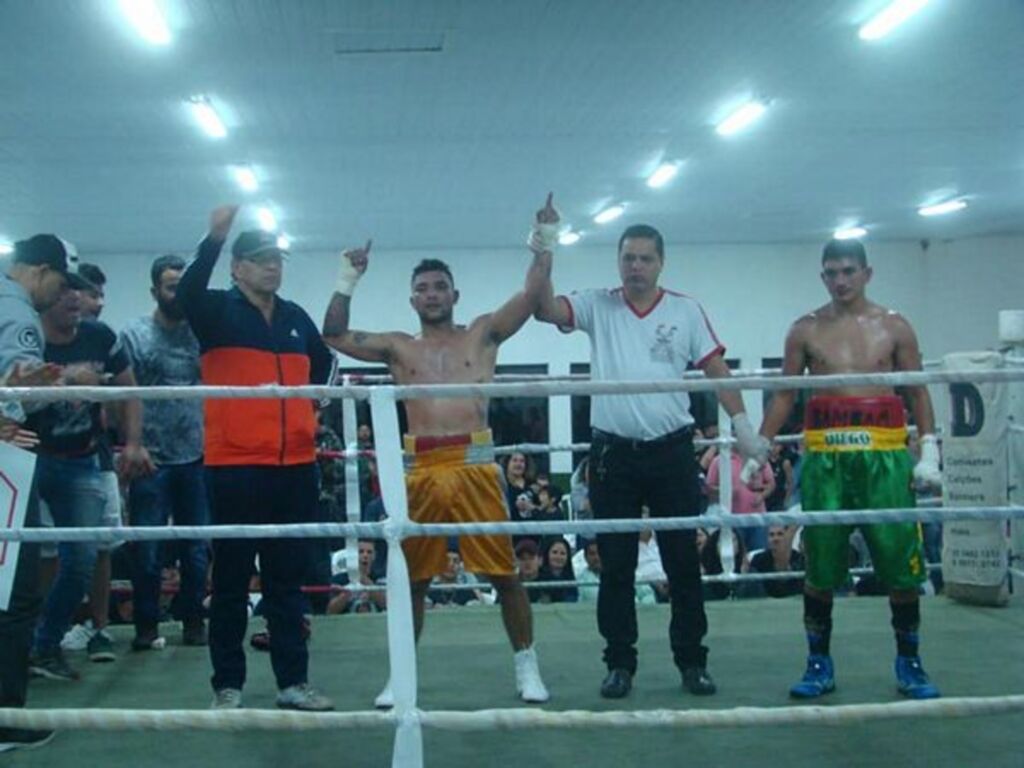 Mais de 200 pessoas prestigiam evento de boxe