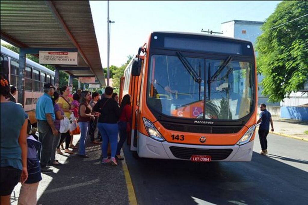 Transporte público começa a operar com horários reduzidos