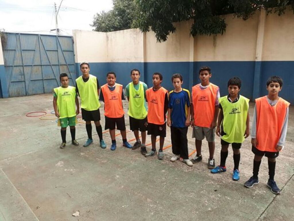 Projeto que oferece aulas gratuitas de futsal para crianças ainda tem vagas
