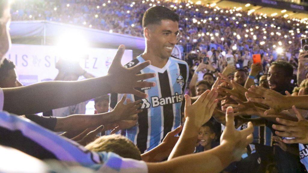 Foto Lucas Uebel - Grêmio - Suaréz entrando com a camisa 9 na arena